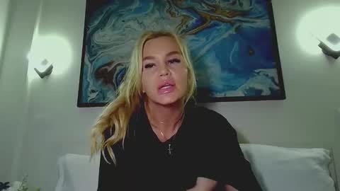 Snapshot of moni_ chatting on 10.10.25 Monica online show from 10.10.25