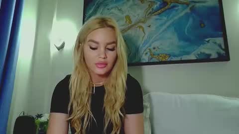 Snapshot of moni_ chatting on 10.12.25 Monica online show from 10.12.25