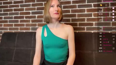 Snapshot of monikabos chatting on 11.13.25 MonikaBos online show from 11.13.25