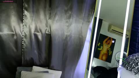 Snapshot of monique_a chatting on 03.09.25 Ask me online show from 03.09.25