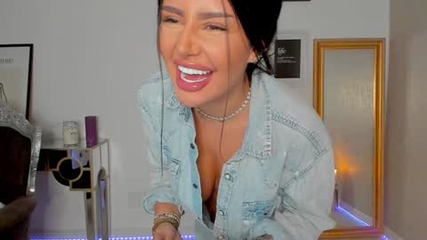 Snapshot of moniqueeass chatting on 01.06.25 Alessia online show from 01.06.25