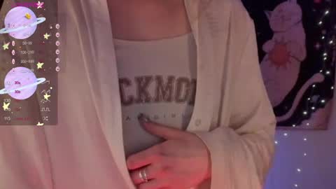 Snapshot of moon__girl chatting on 07.30.26 Roxy online show from 07.30.26