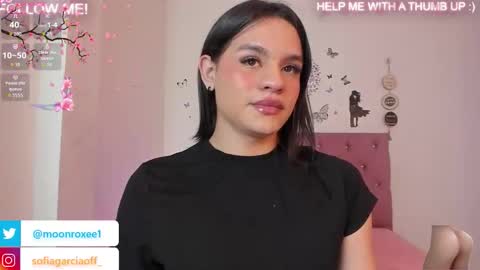 Snapshot of moon_roxee chatting on 11.11.25 moon_roxee online show from 11.11.25