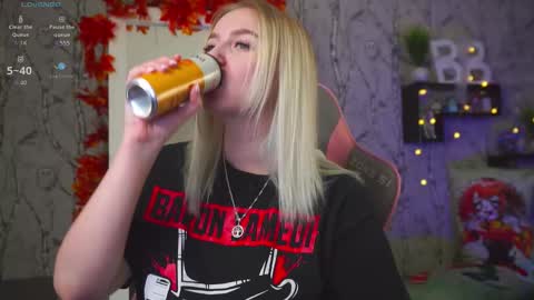 Snapshot of moon_valkyriie chatting on 10.06.25 Emilia online show from 10.06.25