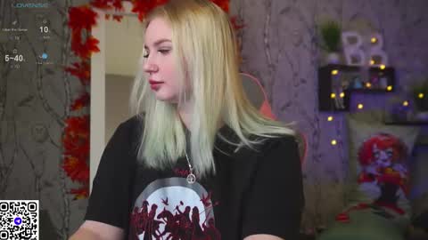 Snapshot of moon_valkyriie chatting on 10.12.25 Emilia online show from 10.12.25