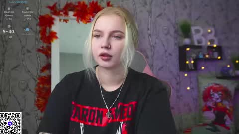 Snapshot of moon_valkyriie chatting on 10.20.25 Emilia online show from 10.20.25