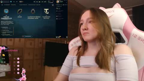 Snapshot of moonlish_siren chatting on 10.12.25 Katrin online show from 10.12.25