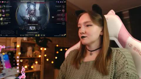 Snapshot of moonlish_siren chatting on 10.28.25 Katrin online show from 10.28.25