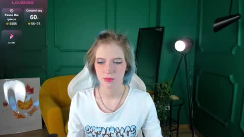 Snapshot of moonlitasuna chatting on 10.15.25 Asuna online show from 10.15.25