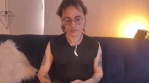 Snapshot of moonn_fox chatting on 09.30.25 Moon online show from 09.30.25