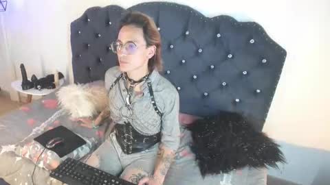 Snapshot of moonn_fox chatting on 10.02.25 Moon online show from 10.02.25