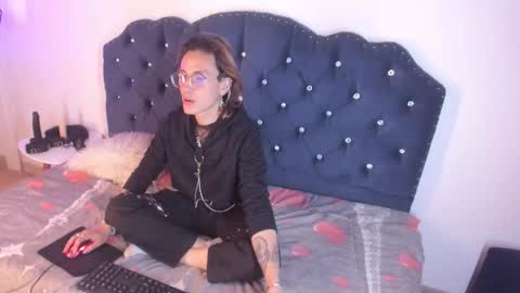 Snapshot of moonn_fox chatting on 10.03.25 Moon online show from 10.03.25