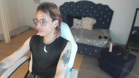 Snapshot of moonn_fox chatting on 10.06.25 Moon online show from 10.06.25