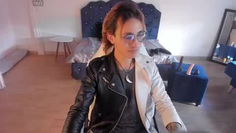 Snapshot of moonn_fox chatting on 10.07.25 Moon online show from 10.07.25