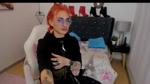 Snapshot of moonn_fox chatting on 10.16.25 Moon online show from 10.16.25