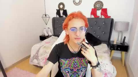 Snapshot of moonn_fox chatting on 10.19.25 Moon online show from 10.19.25