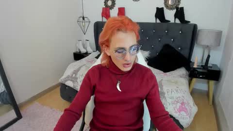 Snapshot of moonn_fox chatting on 10.21.25 Moon online show from 10.21.25