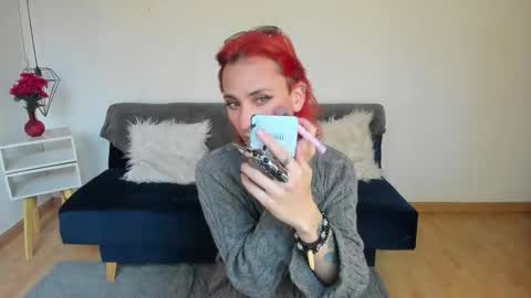 Snapshot of moonn_fox chatting on 11.13.25 Moon online show from 11.13.25