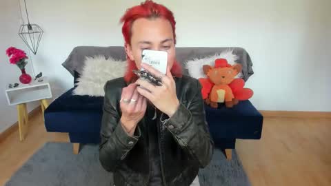 Snapshot of moonn_fox chatting on 11.17.25 Moon online show from 11.17.25