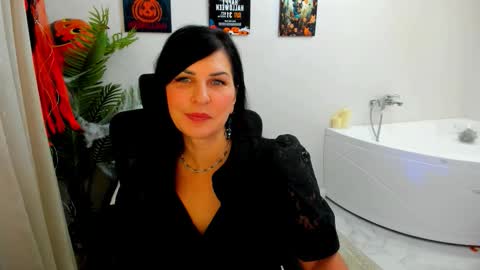 Snapshot of moonvelour chatting on 10.21.25 Ask me online show from 10.21.25