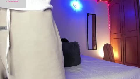 Snapshot of morenosiam chatting on 10.12.25 morenosiam online show from 10.12.25