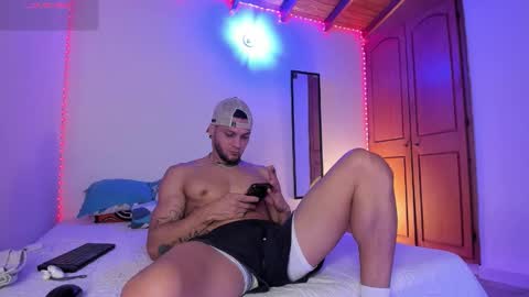 Snapshot of morenosiam chatting on 10.19.25 morenosiam online show from 10.19.25