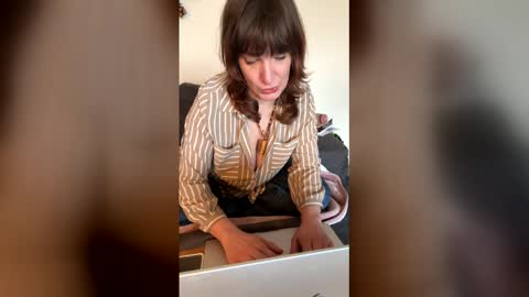 Mossy Mommy online show from 04.21.26