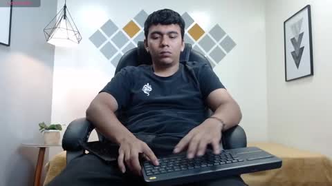 Mou Fly online show from 09.18.25