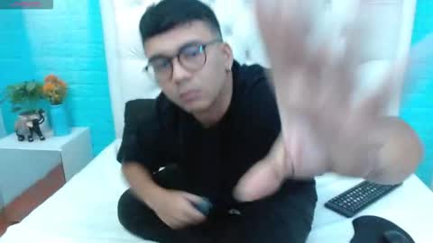 Mou Fly online show from 09.20.25