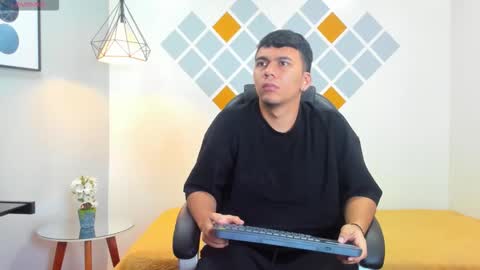 Mou Fly online show from 10.04.25