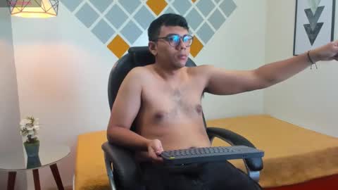 Mou Fly online show from 10.08.25