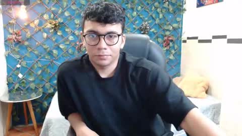 Mou Fly online show from 10.18.25