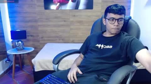 Mou Fly online show from 10.19.25