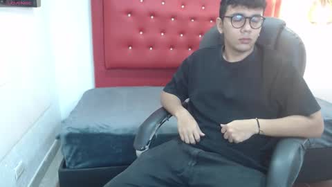 Mou Fly online show from 10.24.25