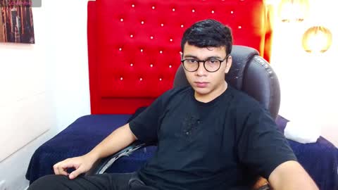 Mou Fly online show from 10.28.25