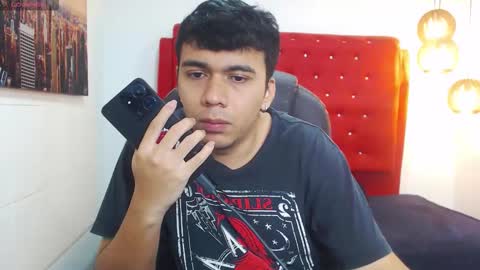 Mou Fly online show from 10.30.25