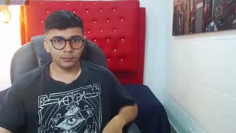 Mou Fly online show from 11.04.25