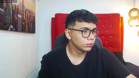 Mou Fly online show from 11.06.25