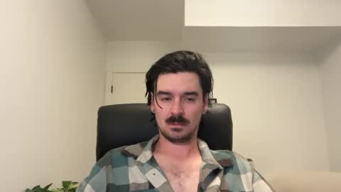 Snapshot of moustachematt chatting on 06.18.26 moustachematt online show from 06.18.26
