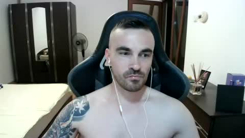 Snapshot of mu5clemania chatting on 07.18.26 Victor online show from 07.18.26