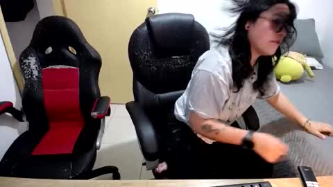 Snapshot of multiorgasmic_6 chatting on 10.30.25 Dani and Alex online show from 10.30.25