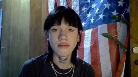 Snapshot of mun_poli chatting on 10.31.25 Polik online show from 10.31.25