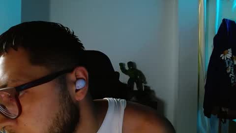 Snapshot of muscle_cock32 chatting on 10.01.25 David Big online show from 10.01.25