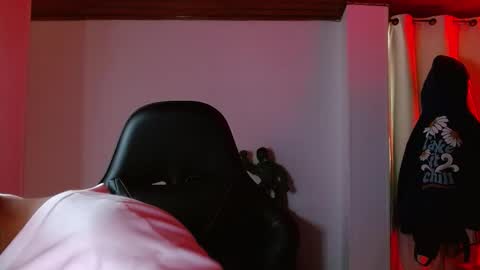 Snapshot of muscle_cock32 chatting on 10.20.25 David Big online show from 10.20.25