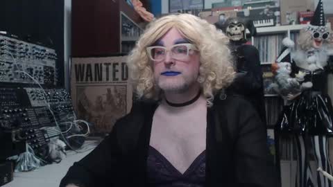 Snapshot of muziknerd chatting on 12.11.24 Muziknerd online show from 12.11.24