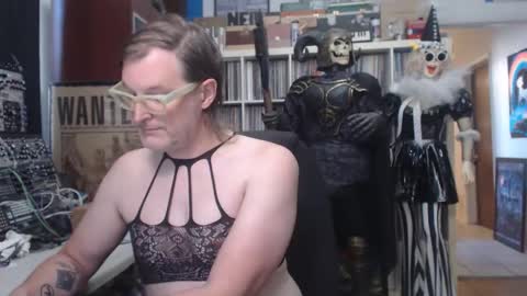 Snapshot of muziknerd chatting on 10.16.25 Muziknerd online show from 10.16.25