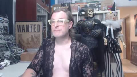 Snapshot of muziknerd chatting on 10.19.25 Muziknerd online show from 10.19.25