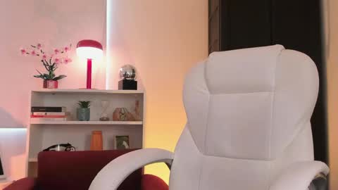 Nahia INDEPENDENT MODEL P online show from 04.15.26