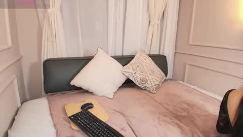 Nahomi online show from 11.04.25