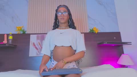 Snapshot of nahomy_james25 chatting on 10.05.25 nahomy_james25 online show from 10.05.25